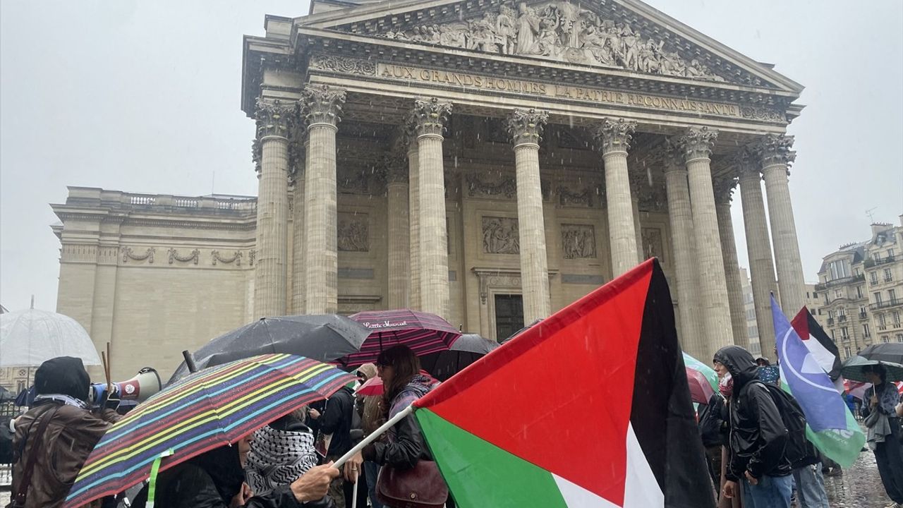 Paris'te Öğrenciler Gazze'ye Destek Gösterisi Düzenledi