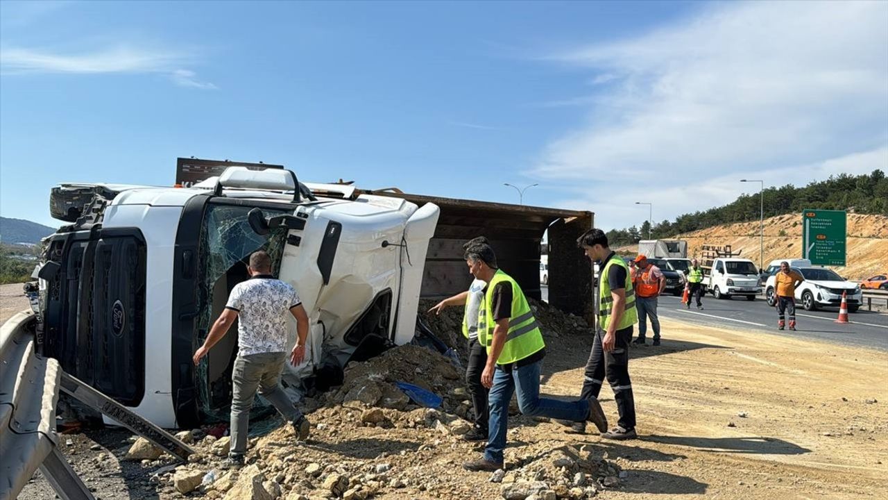 Pendik'te Hafriyat Kamyonu Devrildi, Sürücü Yaralandı