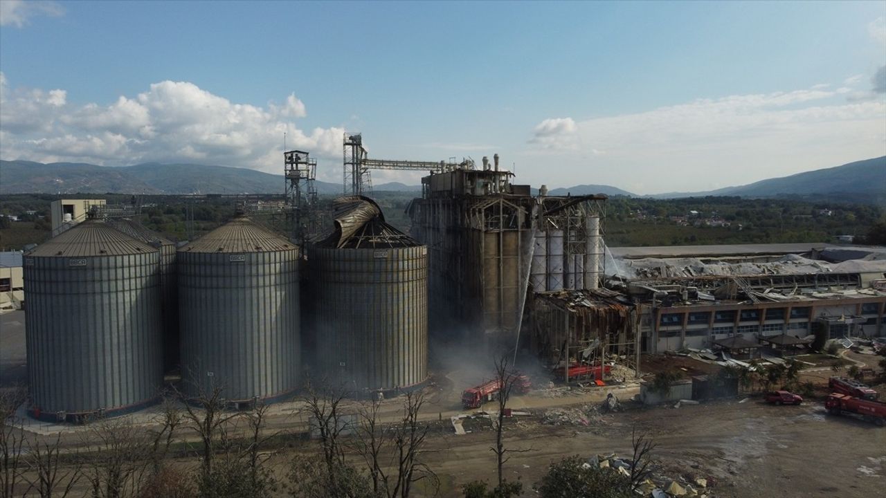 Sakarya'daki Makarna Fabrikasında Patlama: Soğutma Çalışmaları Devam Ediyor