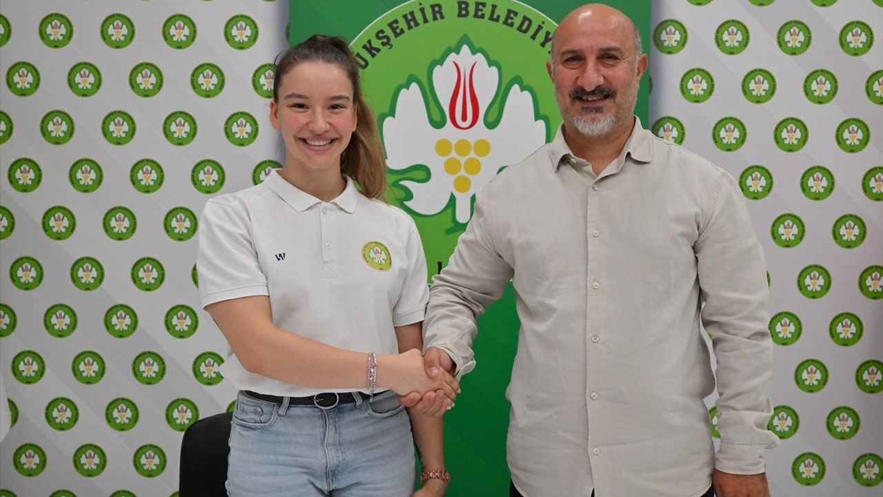 Şampiyon Cimnastikçi Ayşe Begüm Onbaşı, Manisa Büyükşehir Belediyespor'a Dönüyor