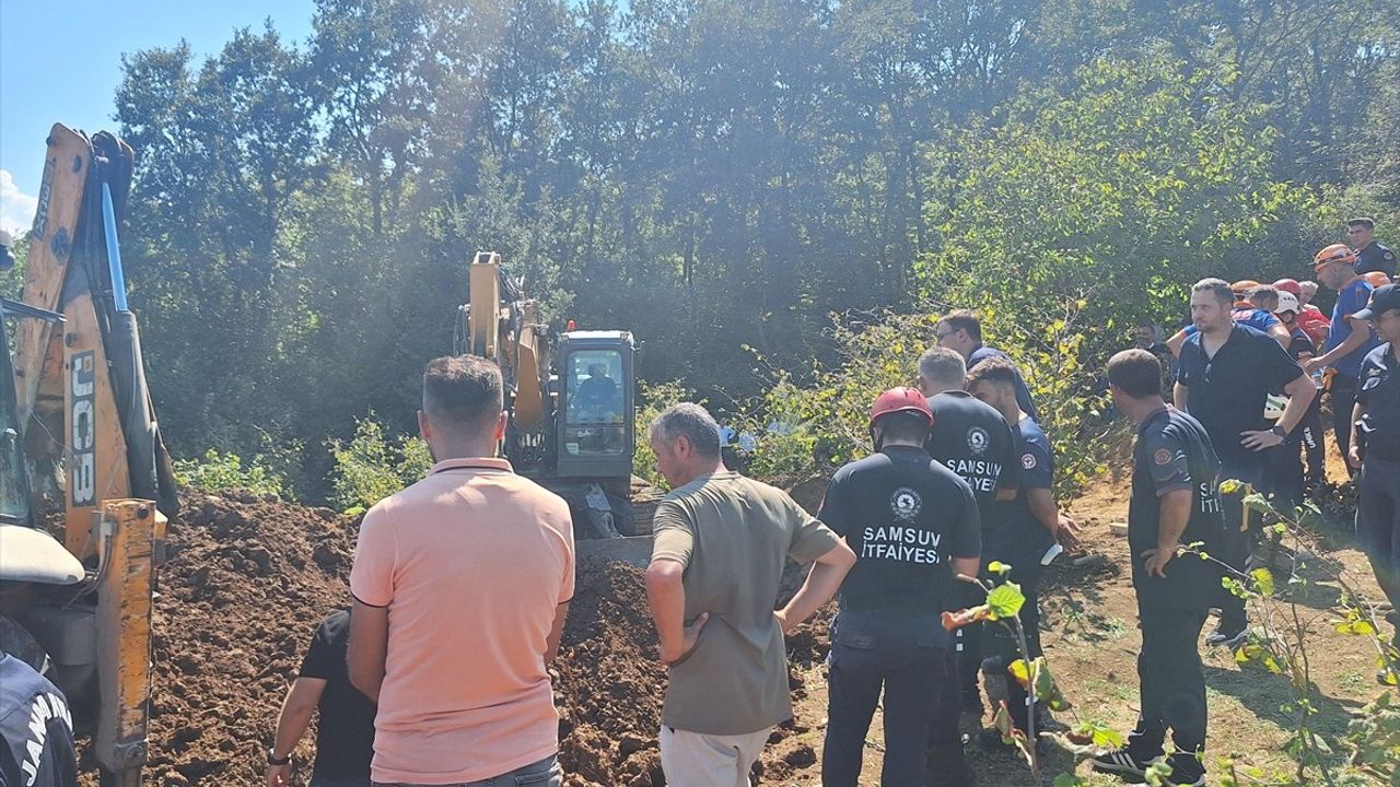 Samsun'da Toprak Kayması: İki Kişi Kuya Açarken Mahsur Kaldı