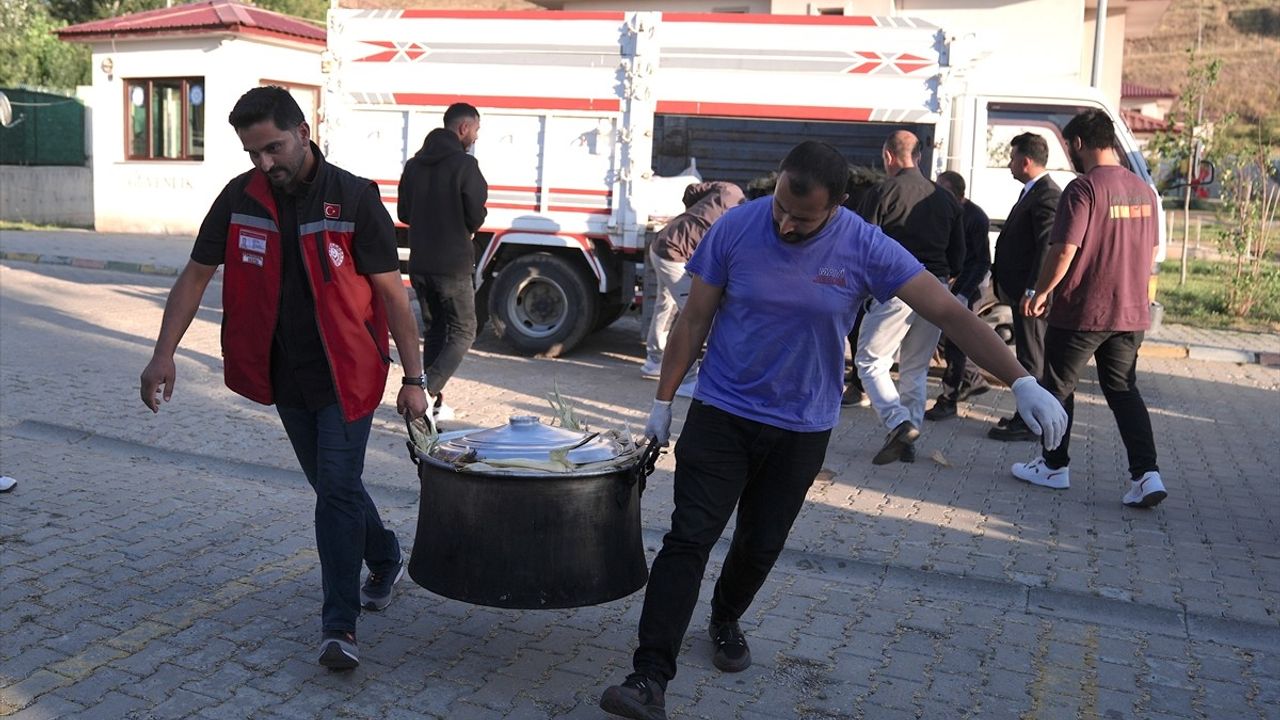 Şehit Babası İbrahim Sürücü, Devlet Korumasındaki Çocuklara Mısır İkramında Bulundu