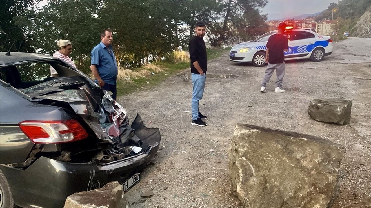 Sinop'ta Yamaçtan Düşen Kaya Park Halindeki Araca Zarar Verdi