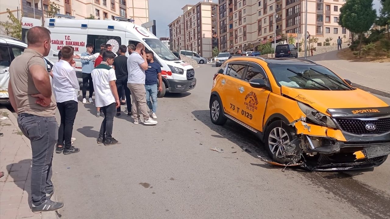 Şırnak'ta Taksi ve Hafif Ticari Araç Kazasında 4 Yaralı