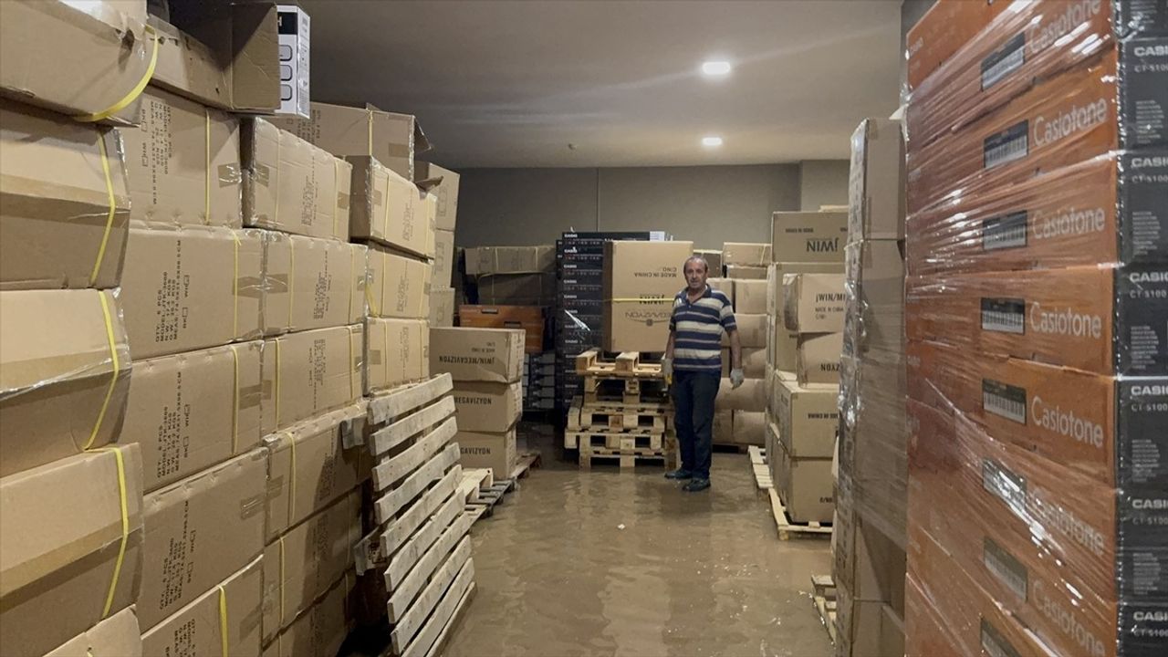 Sultanbeyli'de Sağanak Yağmur Depo Sular Altında Kaldı