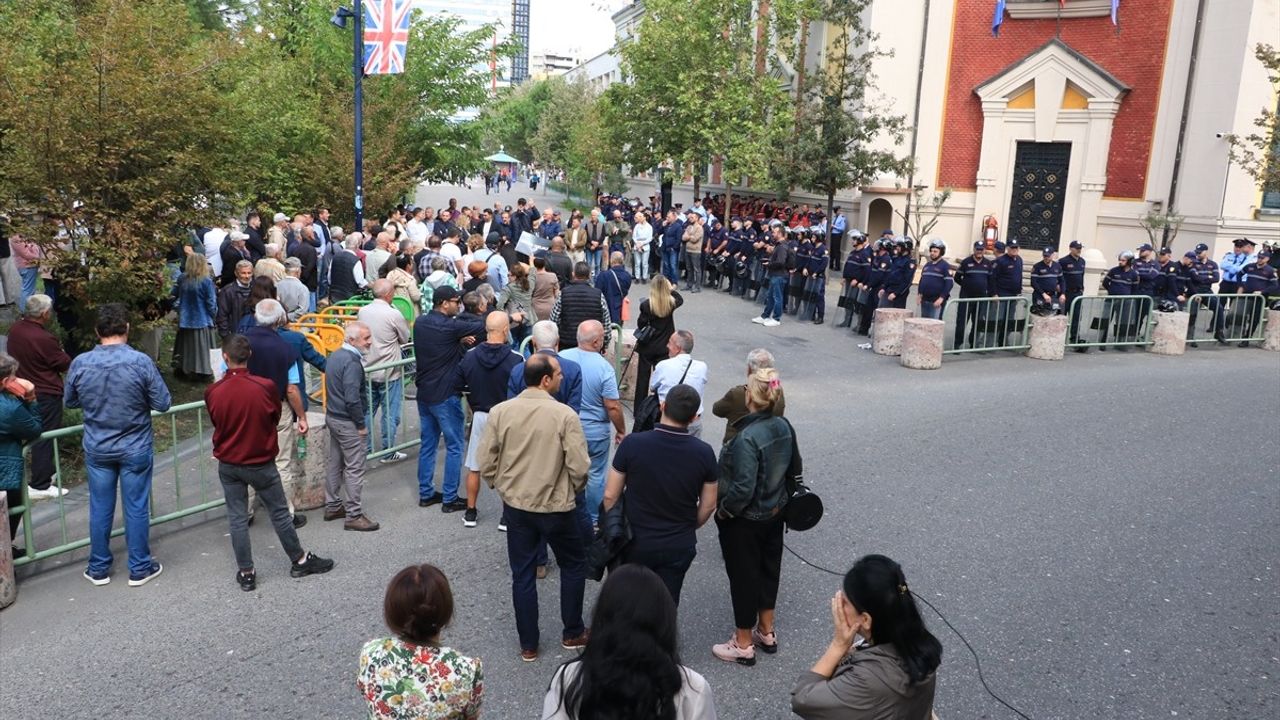 Tiran'da Yolsuzluk İddiaları Nedeniyle Protestolar Devam Ediyor