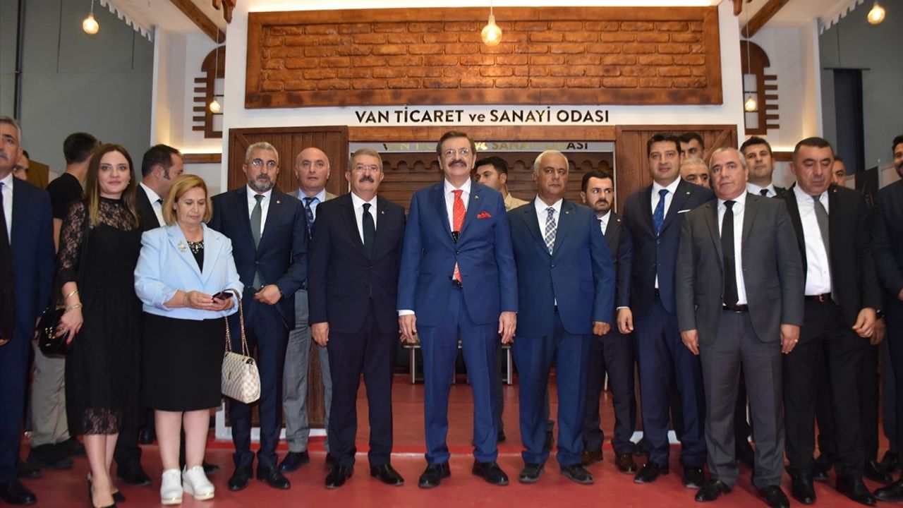 TOBB Başkanı Rifat Hisarcıklıoğlu, Van'daki Gastronomi Fuarı'nı Ziyaret Etti