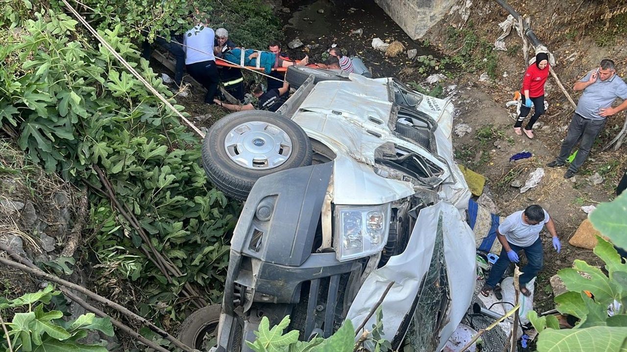 Tokat'ta Fındık İşçilerini Taşıyan Minibüs Devrildi: 20 Yaralı