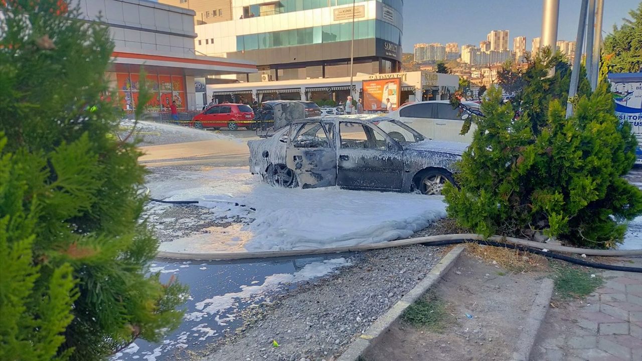 Tokat'ta Park Halindeki Araç Alev Alev Yandı