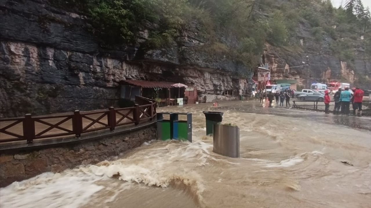 Trabzon'da Çal Mağarası'ndaki Turistlerin Kurtarılması