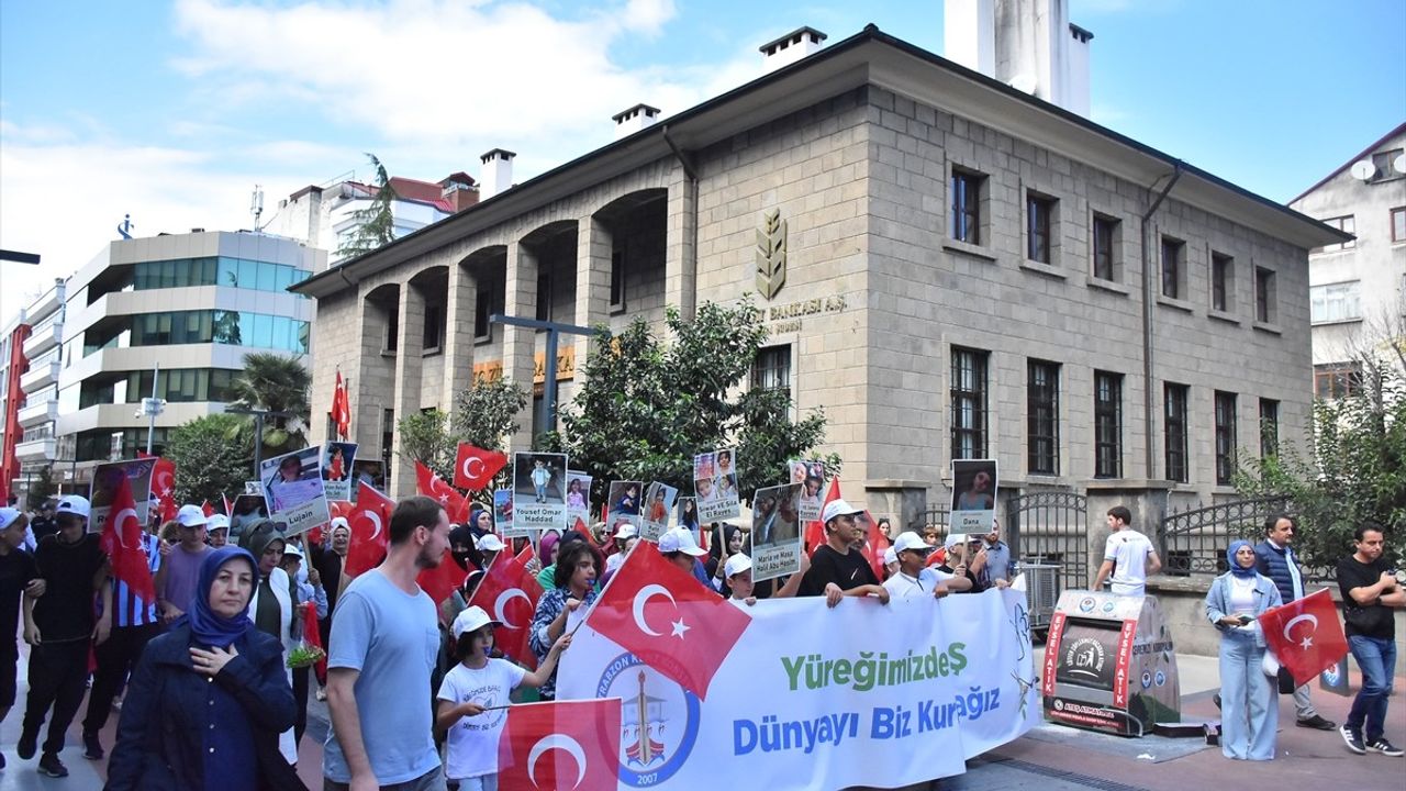 Trabzon'da Çocuklar Barış İçin Yürüdü