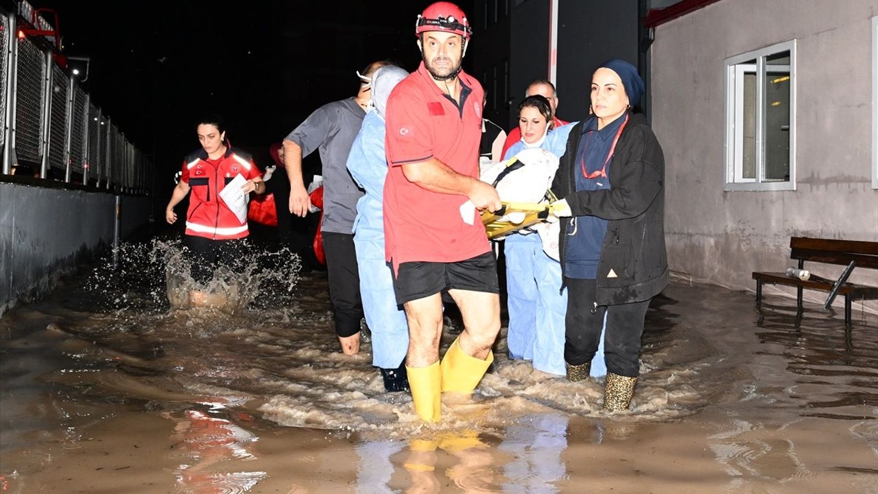 Trabzon'da Sağanak Yağış Etkisini Gösteriyor