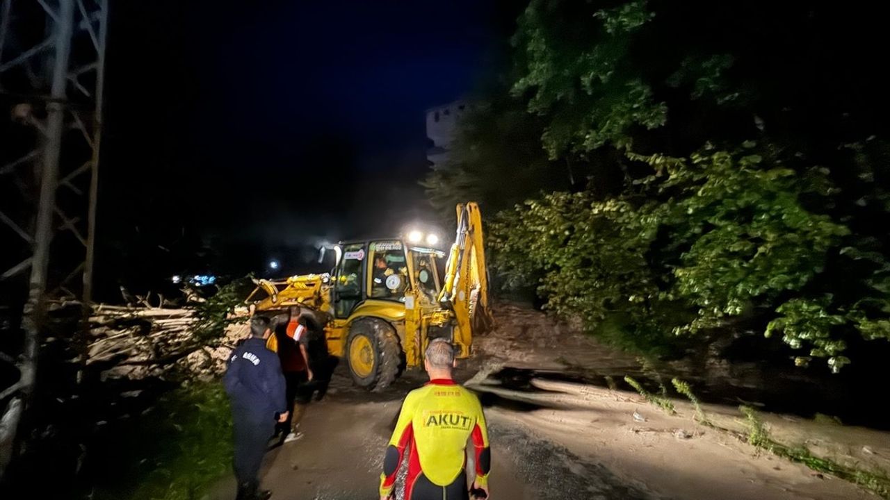 Trabzon'da Sağanak Yağış Hayatı Olumsuz Etkiledi