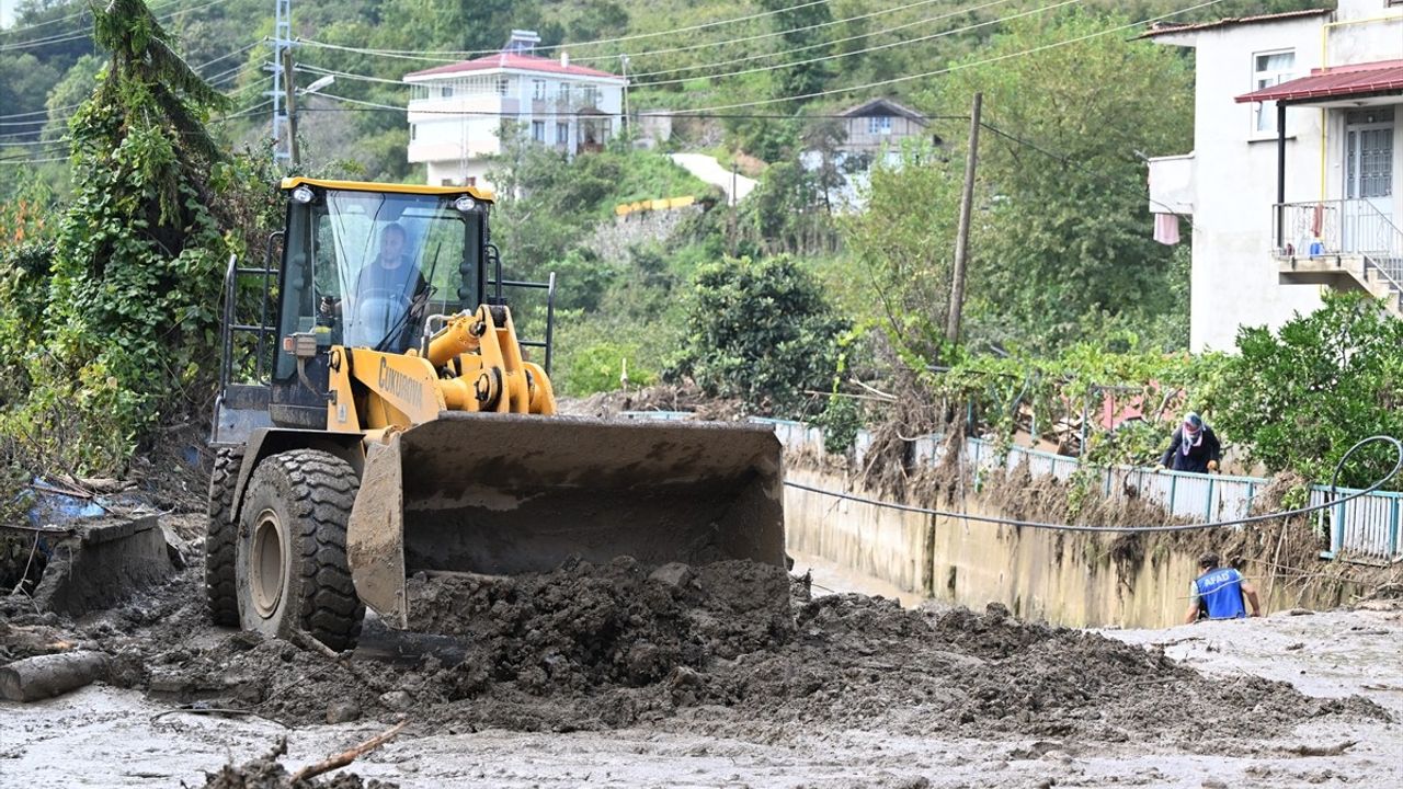 Trabzon'daki Taşkın ve Heyelan Temizlik Çalışmaları Devam Ediyor