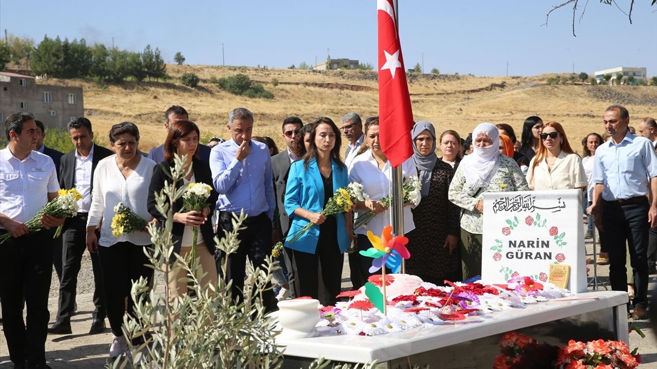 Tülay Hatimoğulları'ndan Narin Güran'ın Kabrine Ziyaret