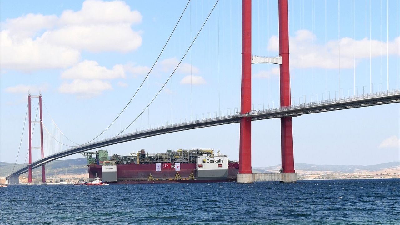 Türkiye'nin İlk Yüzer Doğal Gaz Platformu Çanakkale Boğazı'ndan Geçti