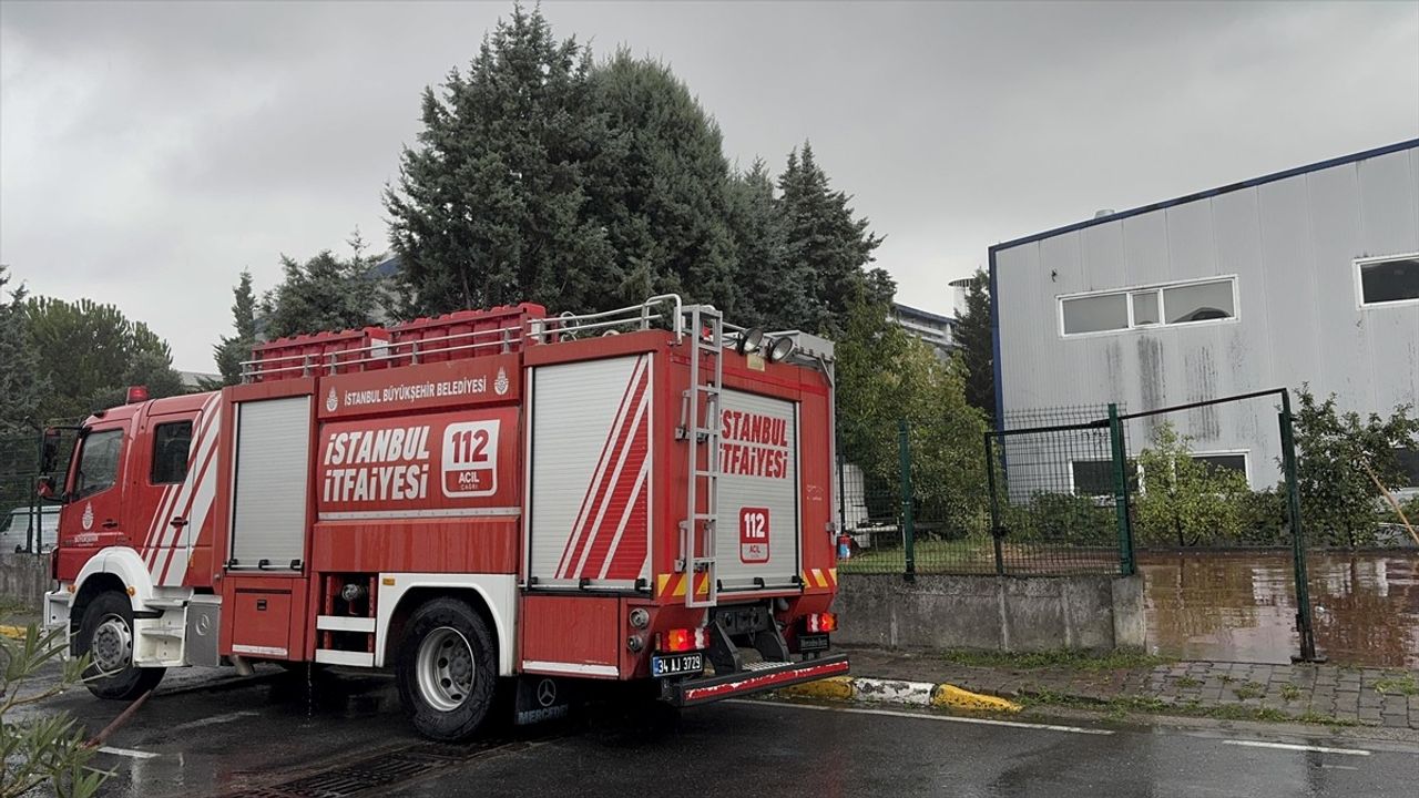 Tuzla Sanayi Sitesinde Fabrika Yangını Kontrol Altına Alındı