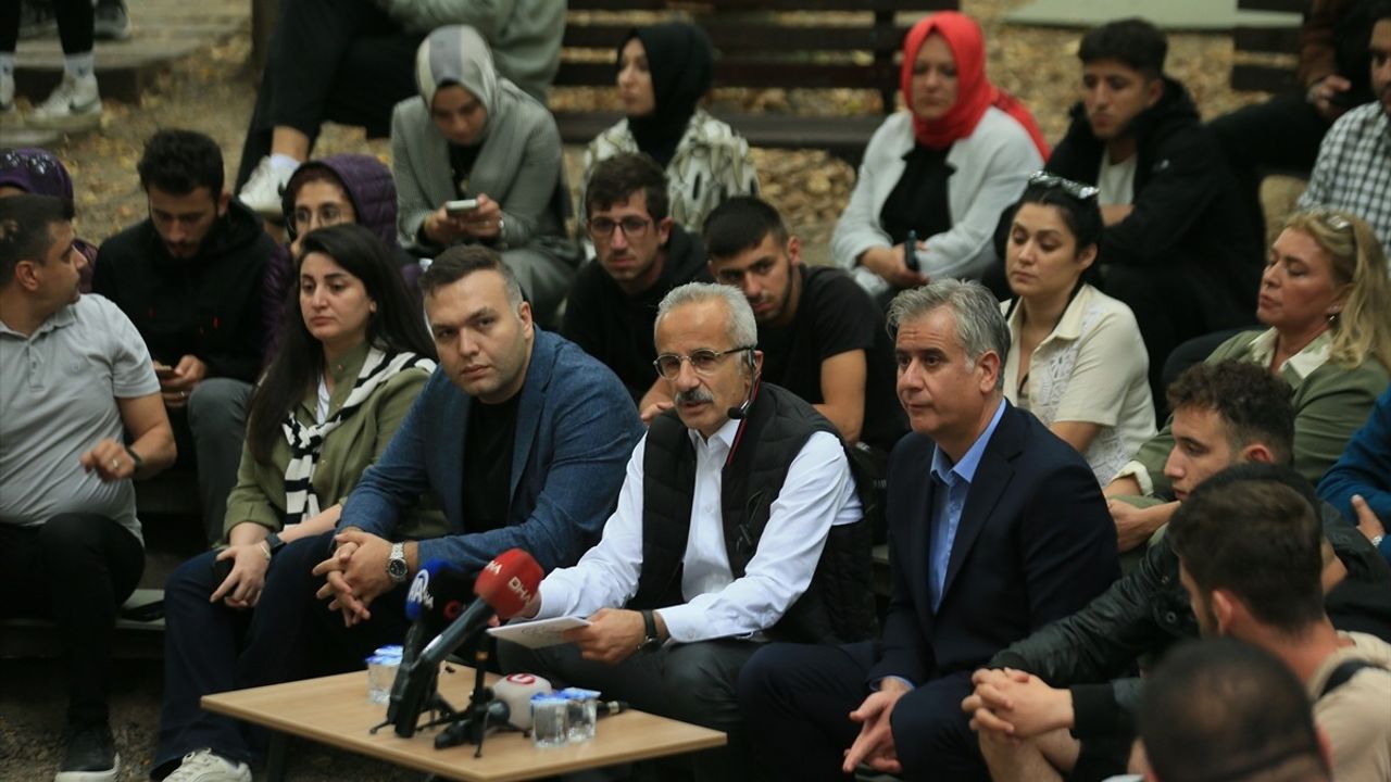 Ulaştırma Bakanı Uraloğlu, Kocaeli'deki İnsan Hakları Kampında Gençlerle Buluştu