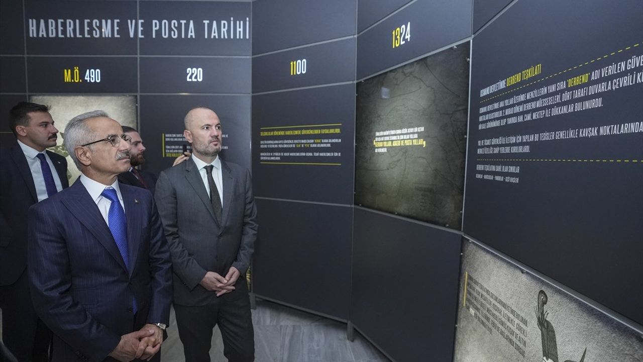 Ulaştırma ve Altyapı Bakanı Uraloğlu, PTT Pul Müzesi'ni Ziyaret Etti