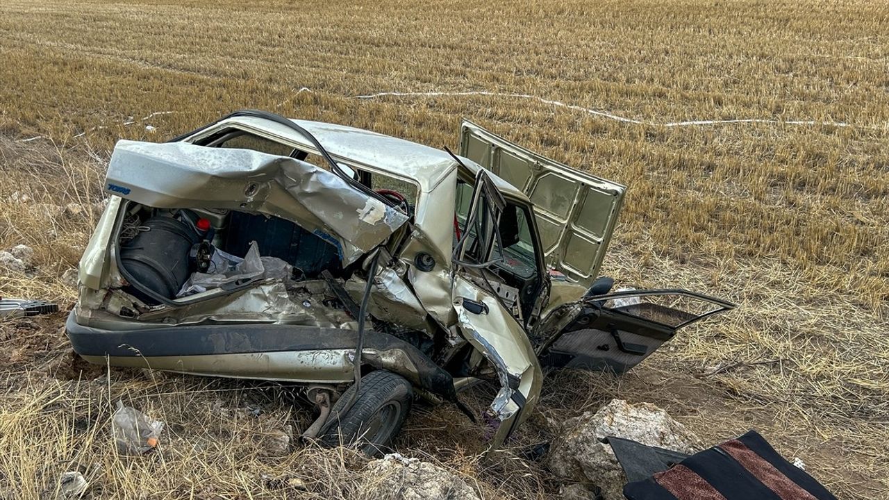 Uşak'ta Minibüs ve Otomobil Çarpıştı: 1 Ölü, 3 Yaralı