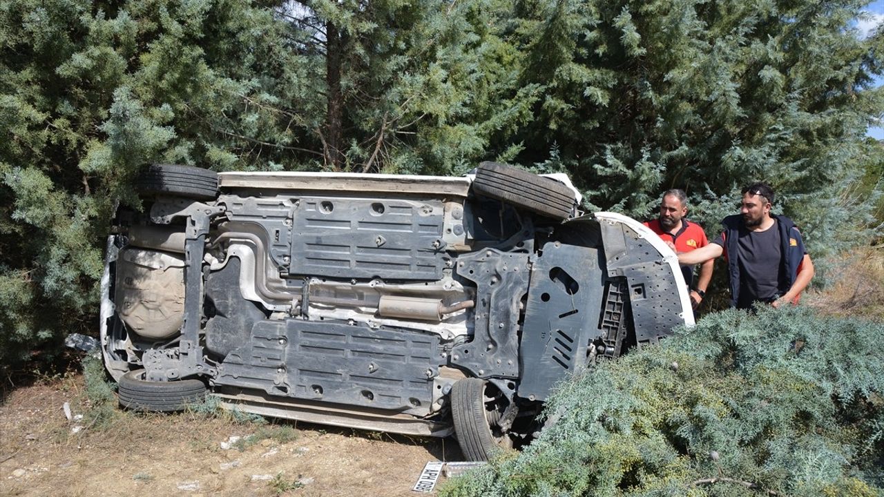 Uşak'ta Otomobil Devrildi: Anne ve İkiz Bebekler Yaralandı