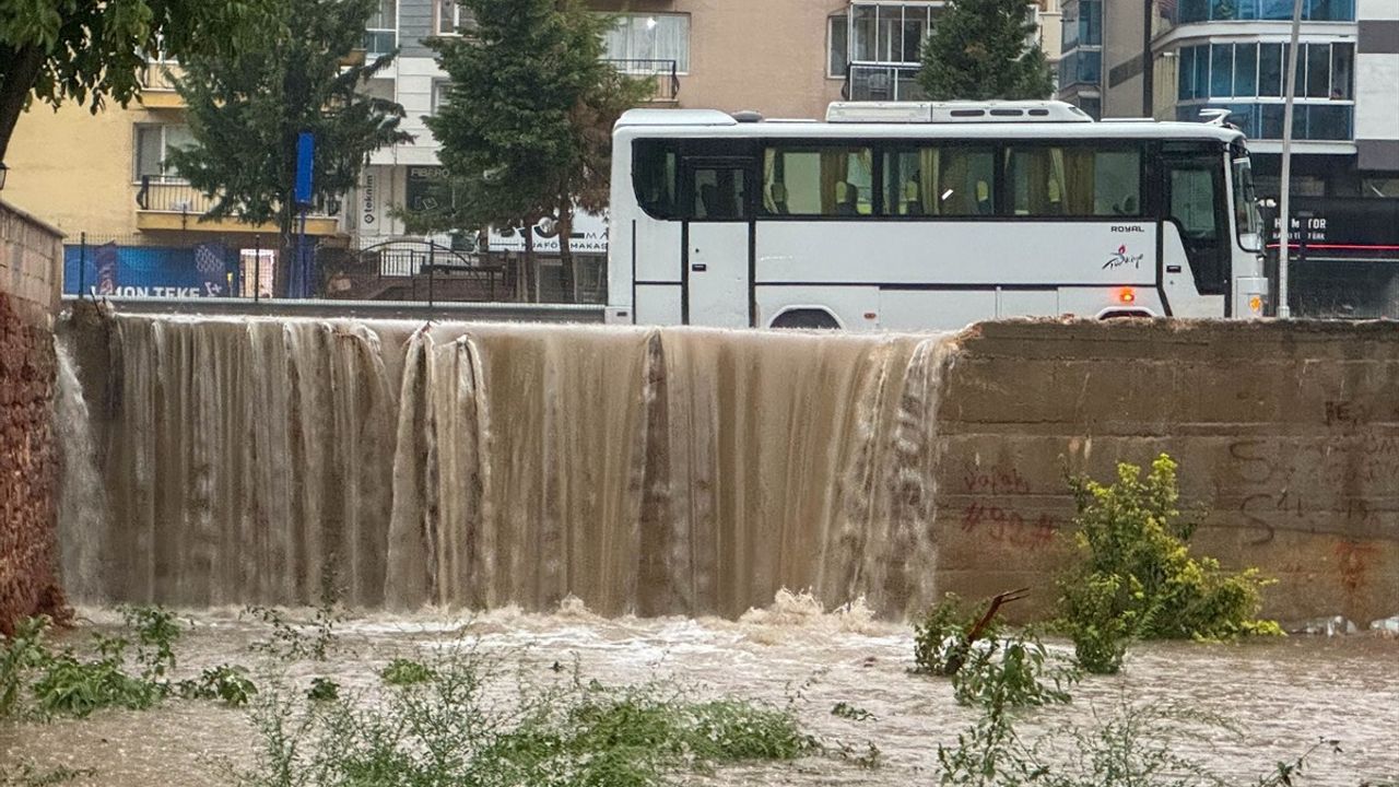 Uşak'ta Şiddetli Yağışlar Hayatı Felç Etti