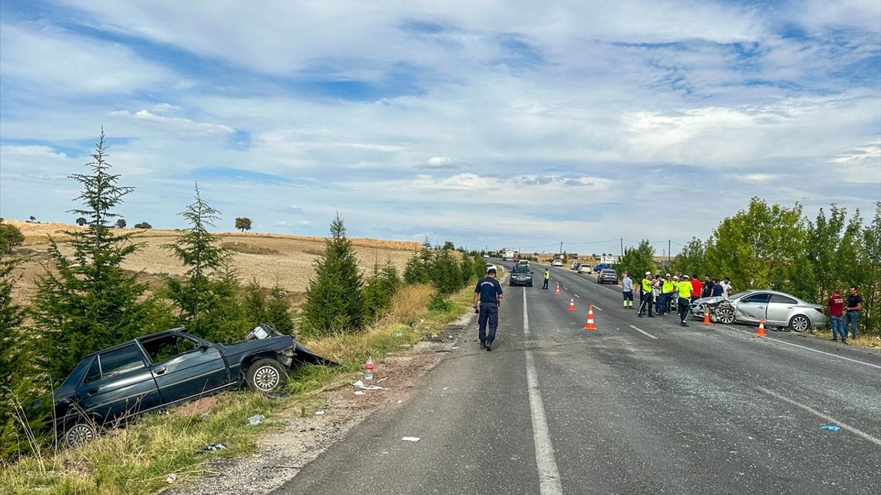 Uşak'ta Trafik Kazasında Anne ve Oğlu Feci Şekilde Hayatını Kaybetti