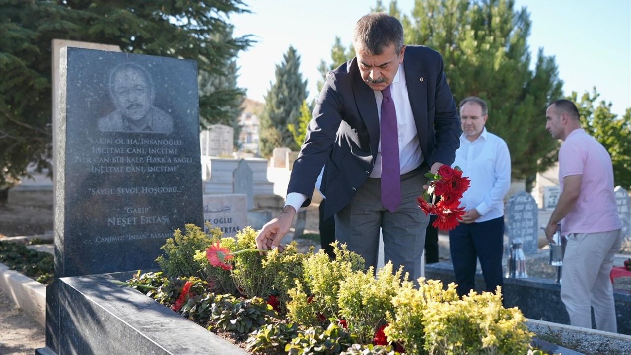 Yusuf Tekin, Neşet Ertaş'ın Kabrini Ziyaret Etti