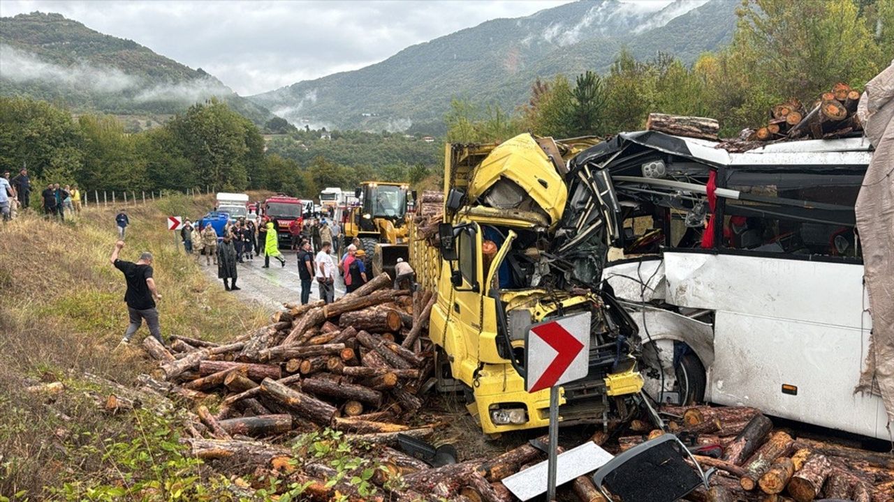 Zonguldak'ta Otobüs ve Kamyon Çarpıştı: 2 Ölü, 23 Yaralı