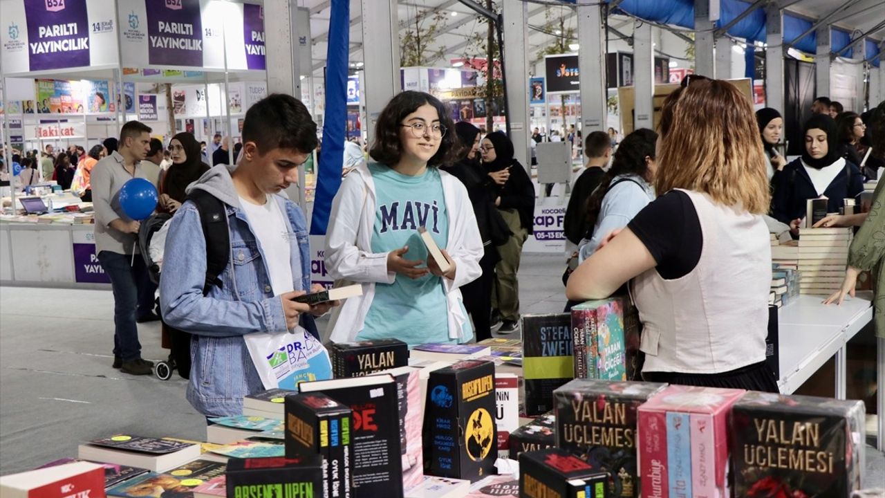 14. Kocaeli Kitap Fuarı'nda Hafta Sonu Yoğunluğu