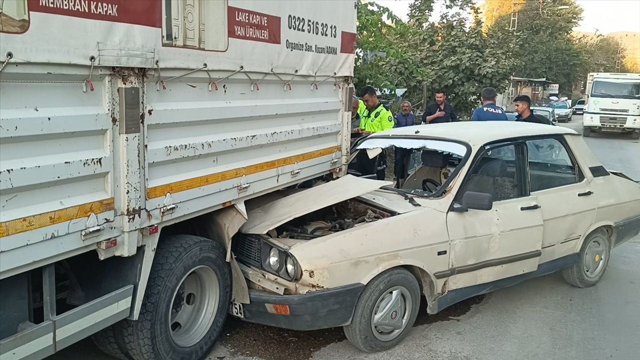 Adana'da Kamyonete Çarpan Otomobilde 3 Yaralı