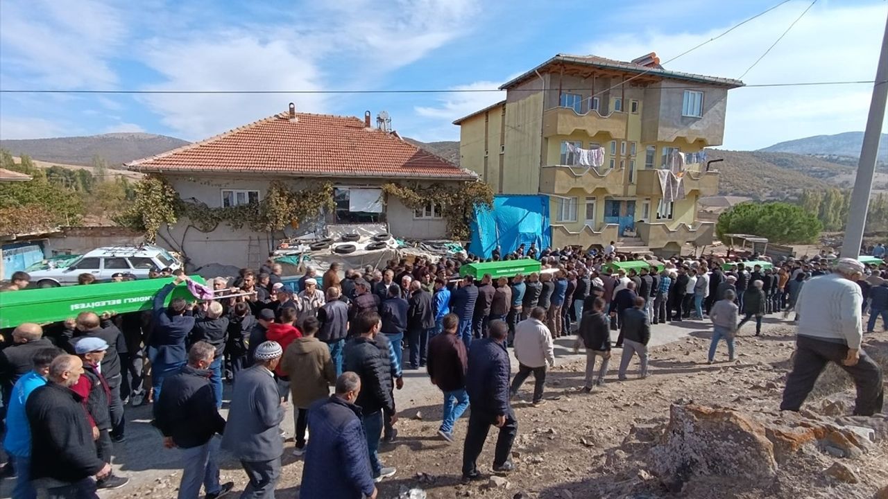 Afyonkarahisar'da Trafik Kazasında 5 Kişi Hayatını Kaybetti