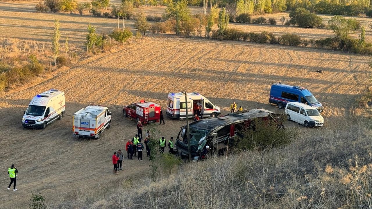 Afyonkarahisar'da Yolcu Otobüsü Devrildi: 21 Yaralı