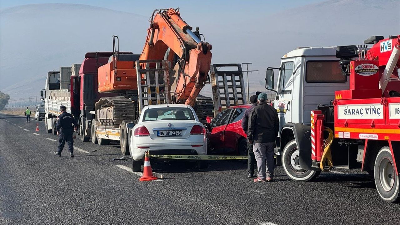 Afyonkarahisar'da Zincirleme Trafik Kazası: 1 Ölü, 15 Yaralı