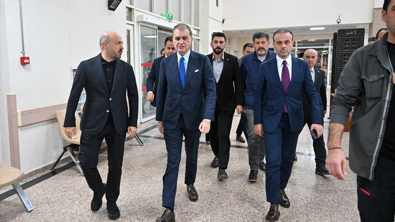 AK Parti Sözcüsü Ömer Çelik, Yaralı Gençlik Kolları Başkanının Ailesini Ziyaret Etti