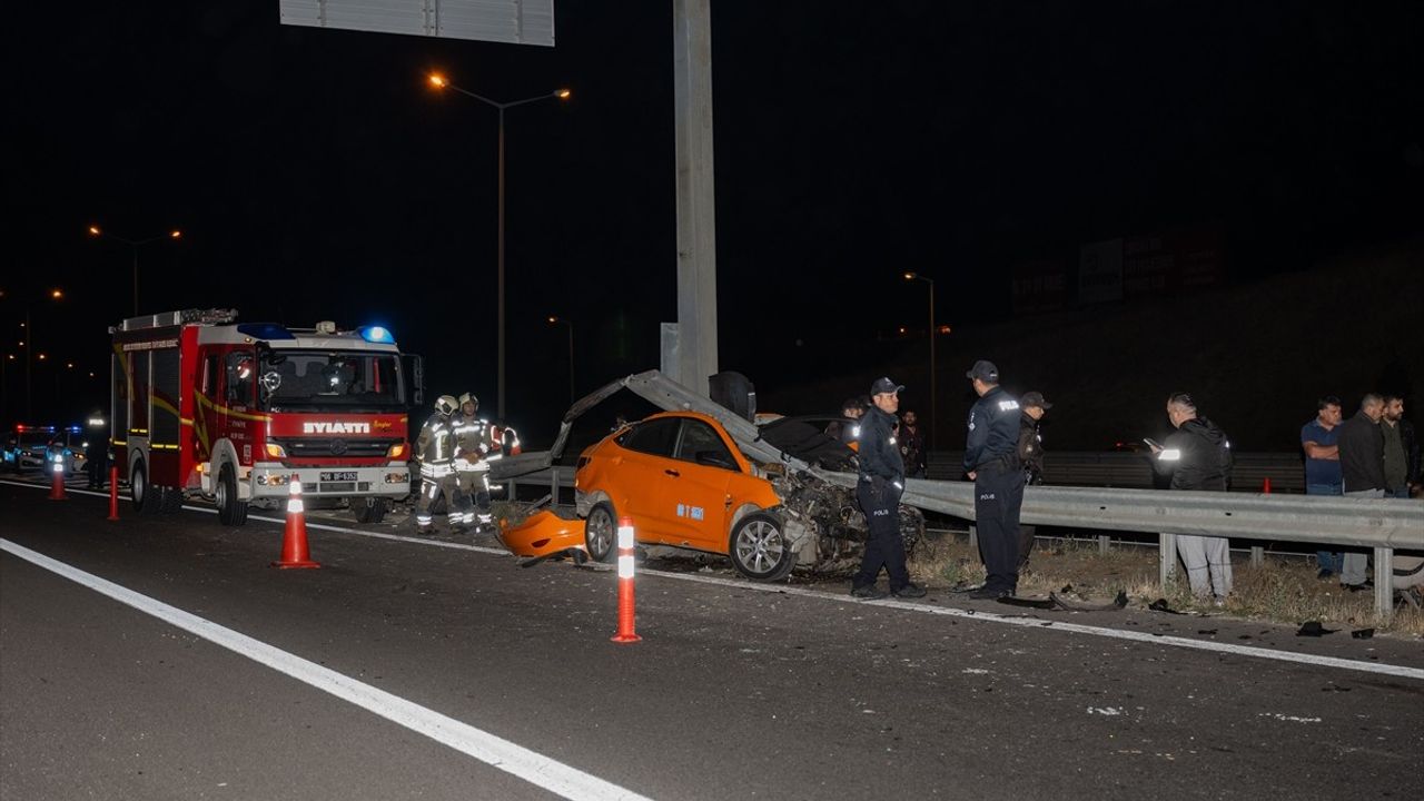 Ankara'da Taksinin Bariyere Çarpması Sonucu Sürücü Hayatını Kaybetti