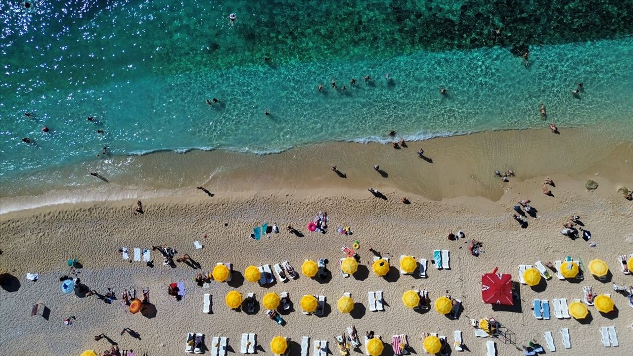 Antalya'da Güneşli Hava Tatilcileri Denize Çekti