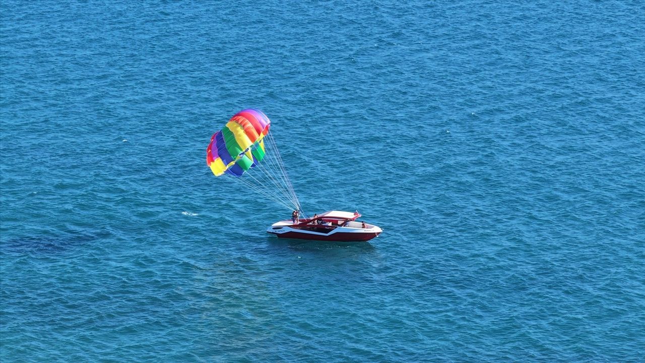 Antalya'da Güneşli Havada Sahil Keyfi