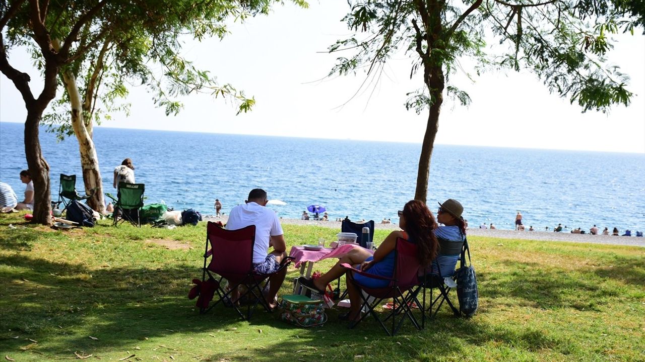 Antalya'da Güneşli Havalarda Sahil Yoğunluğu