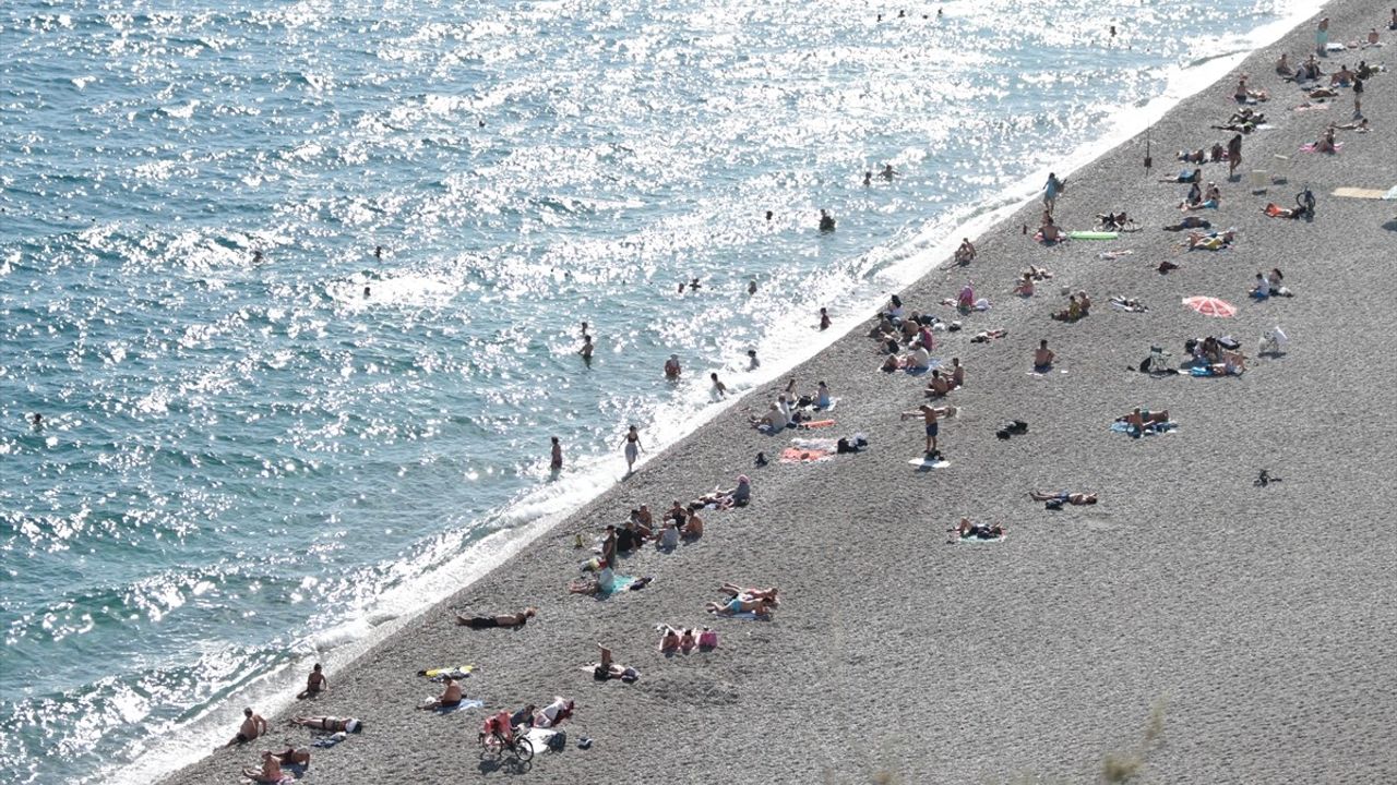 Antalya'da Sıcak Hava Sahilleri Dolduruyor