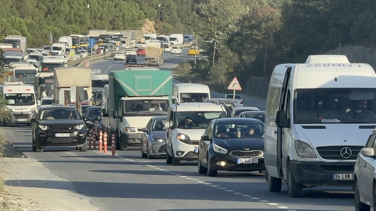 Arnavutköy'de Yol Çalışması Trafiği Zorluyor