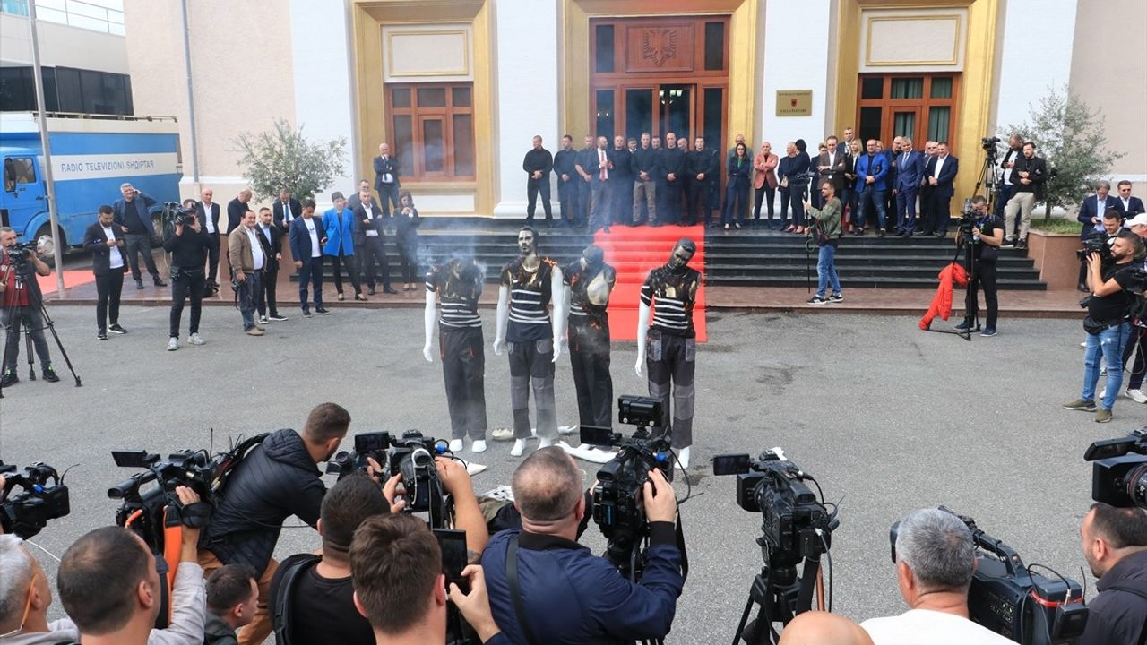 Arnavutluk Meclisi'nde Gerginlik ve Protestolar Devam Ediyor