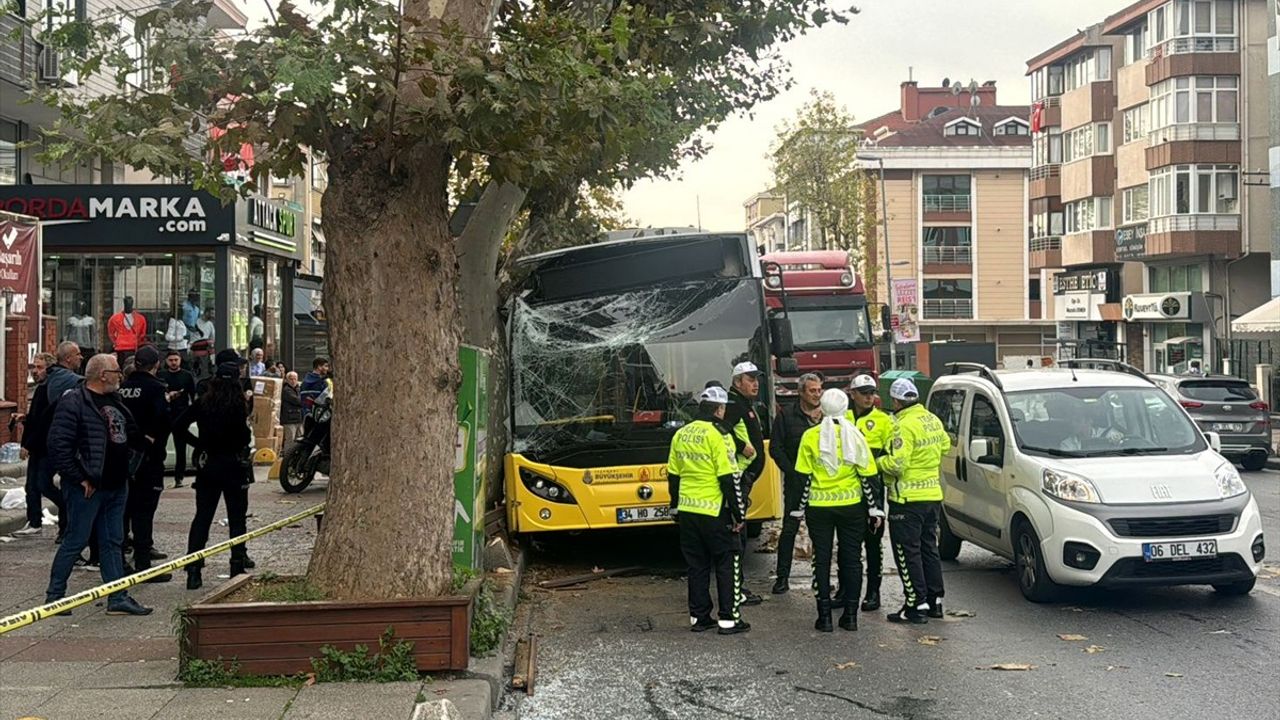 Bahçelievler'de İETT Otobüsü Ağaca Çarptı: Yedi Yaralı