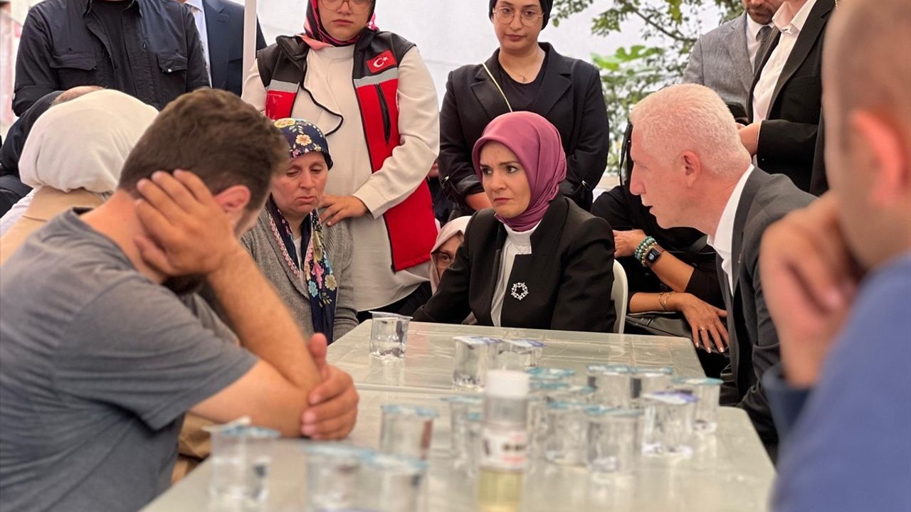 Bakan Göktaş, İstanbul'da Yaşamını Yitiren Genç Kızların Ailelerine Taziye Ziyareti Gerçekleştirdi