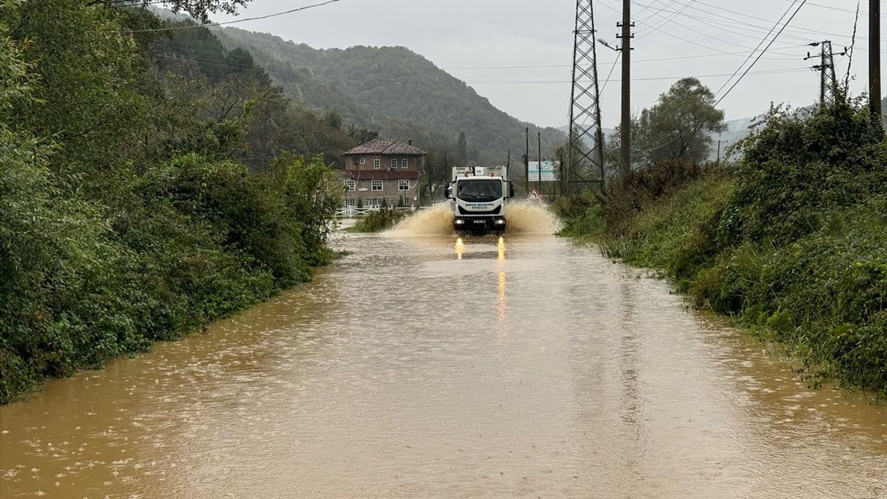 Bartın'da Sağanak Yağış Sonrası Kara Yolu Kapandı