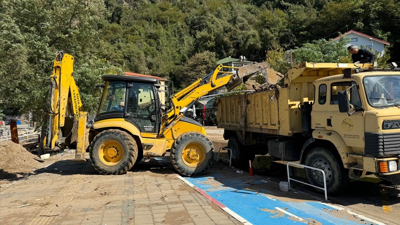 Bartın İnkumu Sahili'nde Temizlik Çalışmaları Başladı