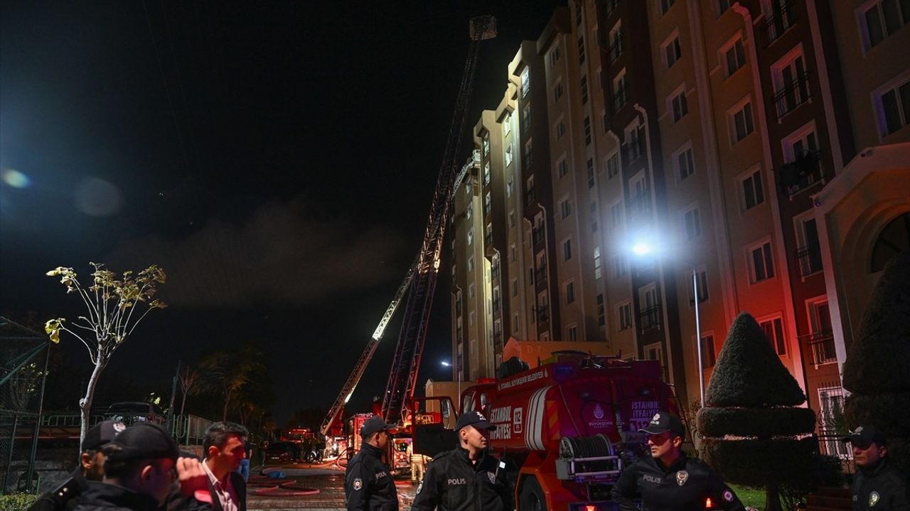 Başakşehir'de Yangın Paniği: 10 Katlı Bina Tedbiren Tahliye Edildi