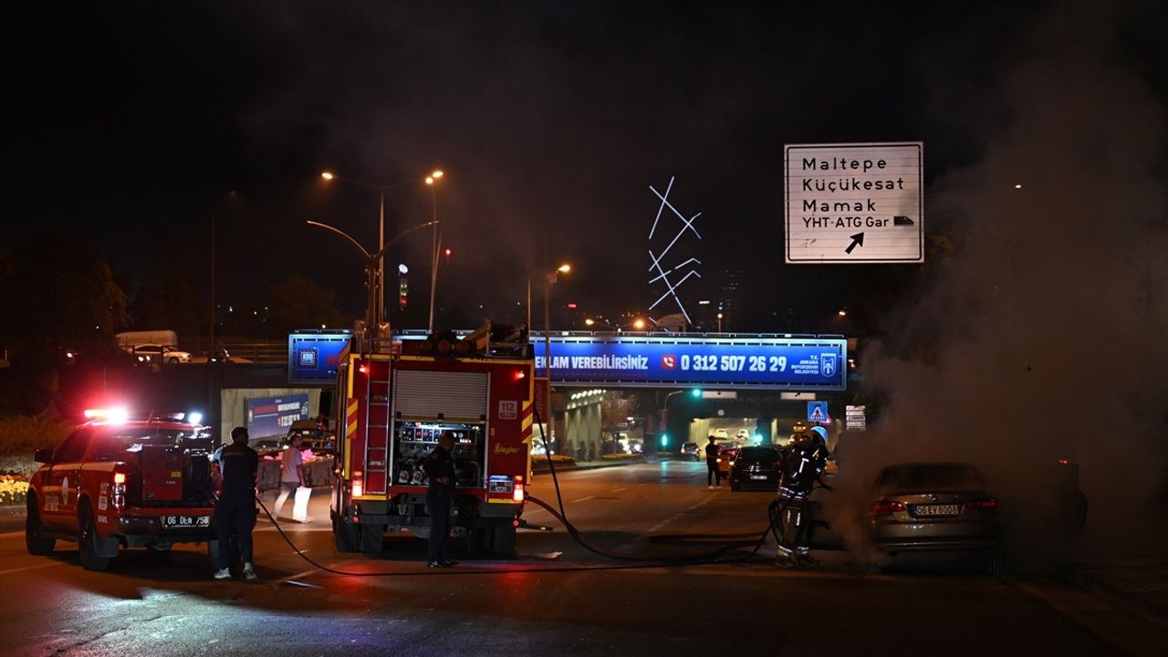 Başkentte Araç Yangını: Sürücü Tüm Tehlikeleri Aştı