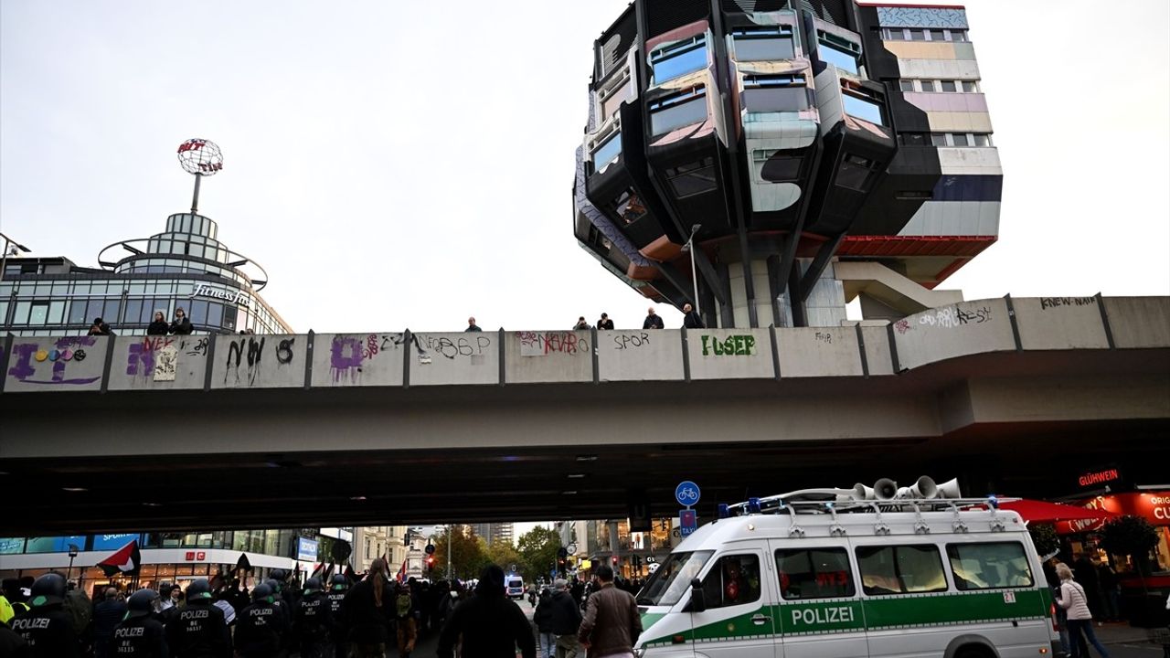 Berlin'de Filistin'e Destek Yürüyüşü Düzenlendi