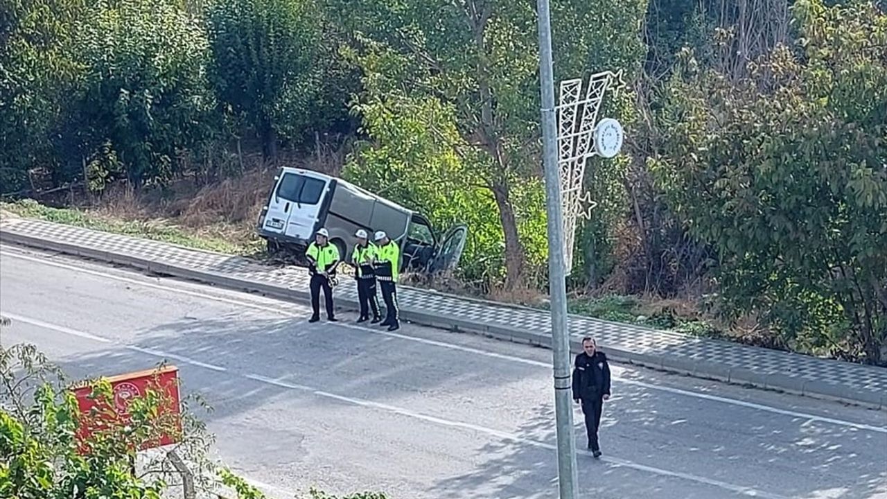 Bilecik'teki Panelvan Kazası: 1 Ölü, 1 Yaralı